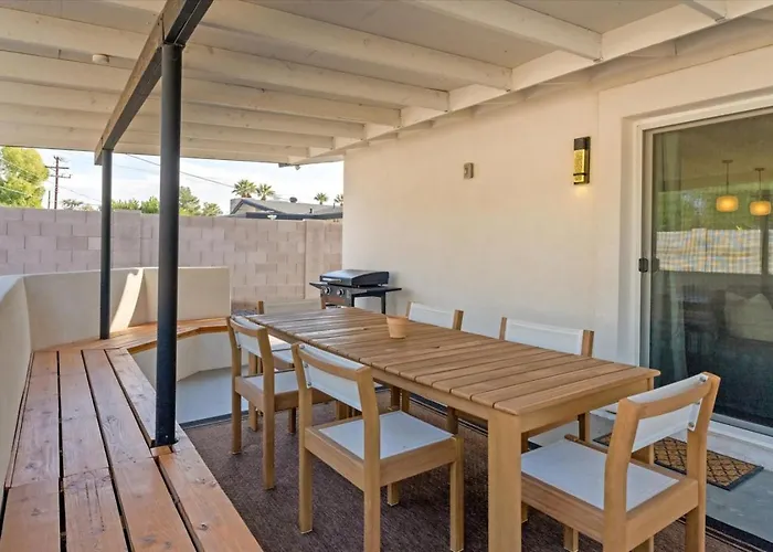 The Twin Palms Retreat Holiday home *